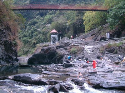 岩石河上有步行橋 - 足母山
