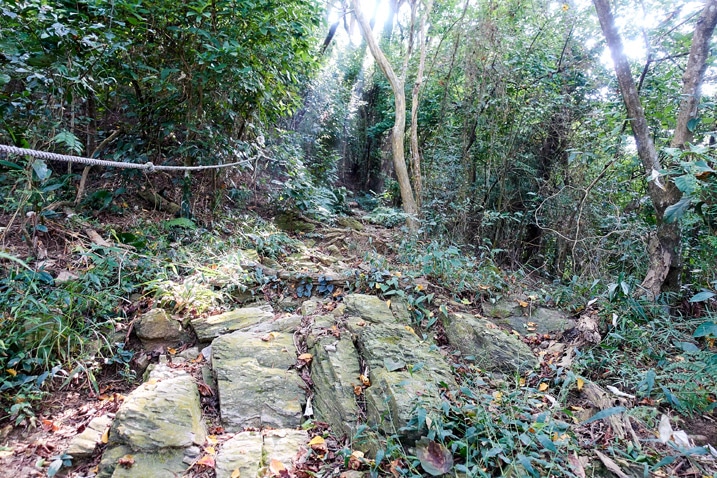 岩石山區步道有繩索