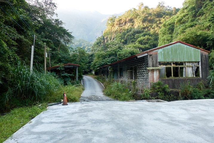 通往停車場的路，旁邊有老建築 - 足母山