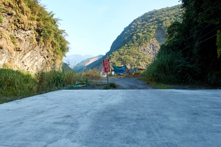 停車場，後方有山 - 足母山