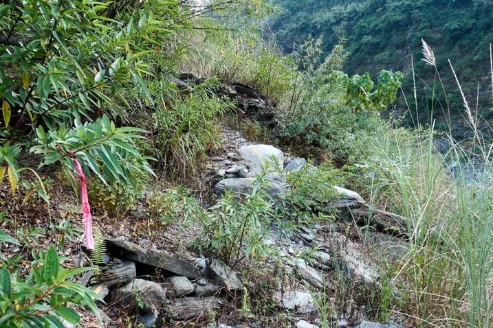岩石和雜草叢生的登山口 - 足母山