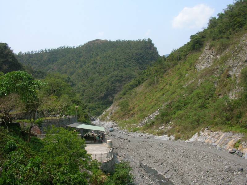 多納溫泉被毀前的河床和山 - 足母山