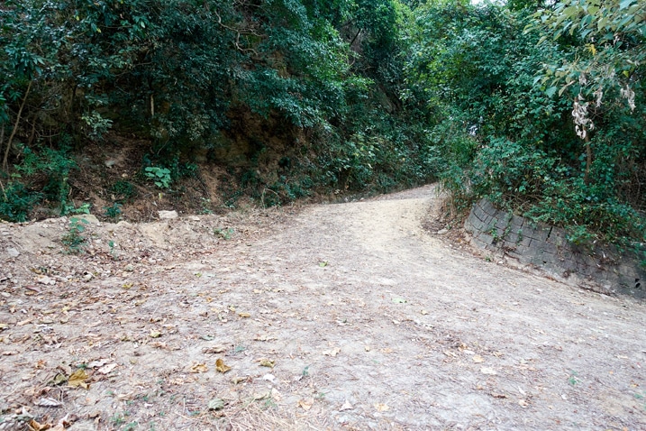 尾寮山健行 - 泥土路轉彎