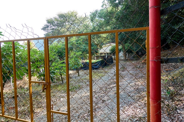 尾寮山健行 - 禁止進入小屋的圍欄