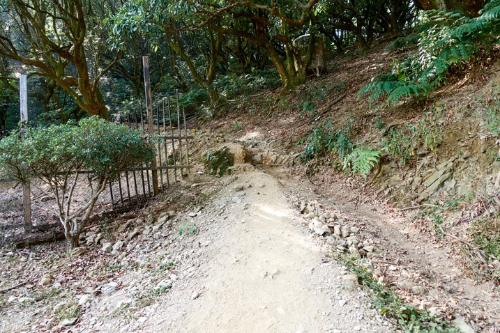 尾寮山健行 - 沿著圍欄往上的步道