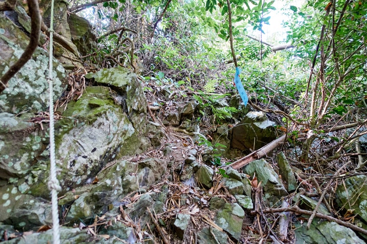 尾寮山健行 - 山坡上的繩索與岩石