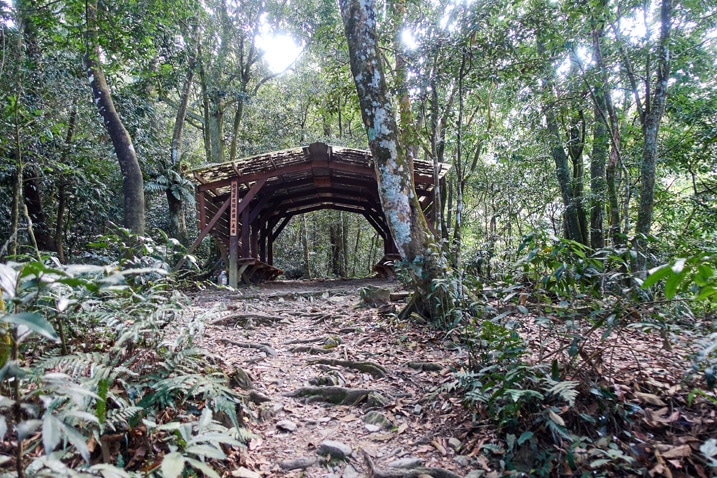 尾寮山健行 - 岩石步道中的遮蓋休息區