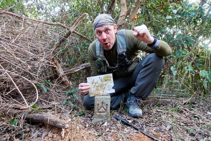 男子在武潭山山頂石碑後擺姿勢