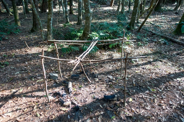 綁起樹枝懸掛食物在營火上方