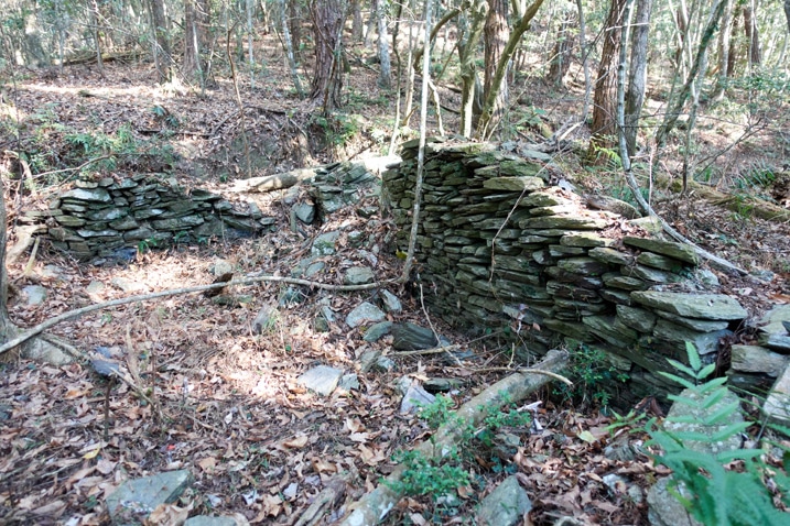 堆疊成傳統原住民建築基礎的石頭