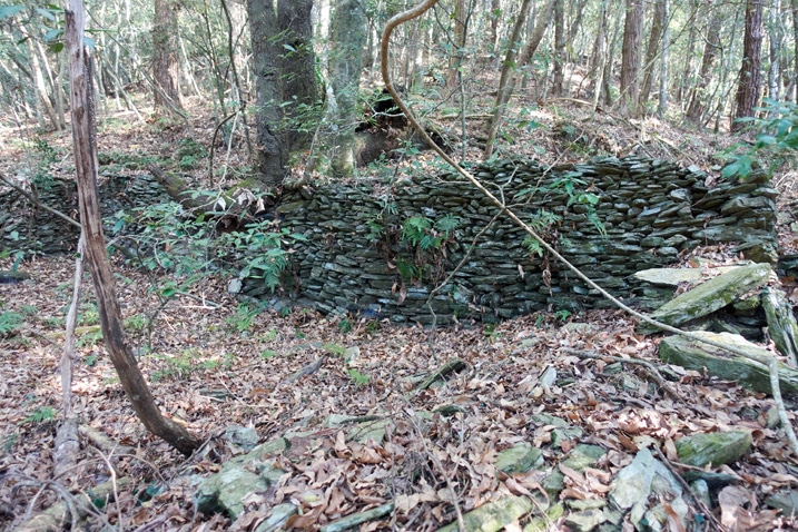 堆疊成傳統原住民建築基礎的石頭