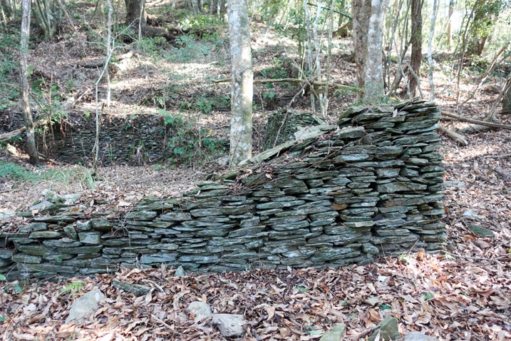 堆疊成傳統原住民建築基礎的石頭